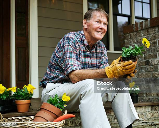 Giardiniere Senior Con Vaso Da Fiori - Fotografie stock e altre immagini di Pianta di cannabis - Pianta di cannabis, Terza età, 60-69 anni