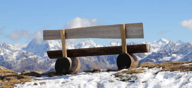 banco jardim com uma vista de montanhas de neve - bench winter snow mountain - fotografias e filmes do acervo