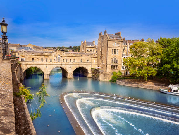 bath pulteney bridge poulteney nad rzeką avon w hrabstwie somerset w anglii - roman baths zdjęcia i obrazy z banku zdjęć