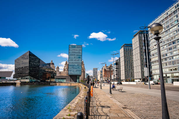 liverpool skyline von der strand street st in england uk - liverpool england pierhead famous place stock-fotos und bilder