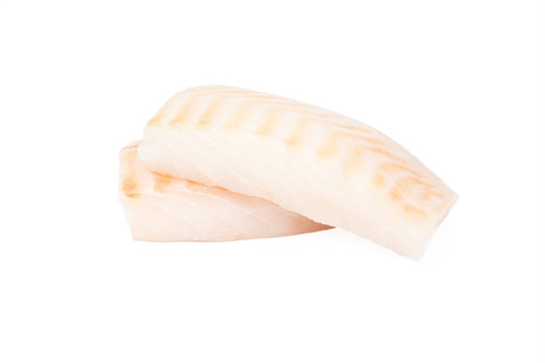 pedaços de lombo de bacalhau cru isolados em fundo branco. peixe de carne branca desossado. - filete de lombo - fotografias e filmes do acervo