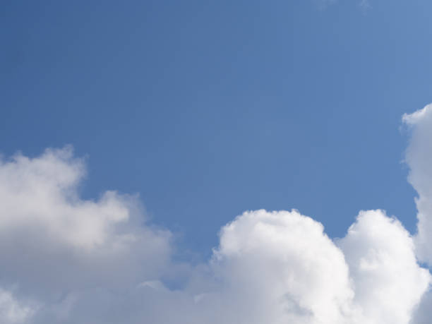 白い雲と青い空 - white cloud mountains ストックフォトと画像