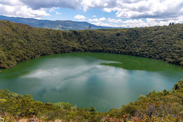 lagoa vulcânica guatavita, cundinamarca, colômbia. era o lago sagrado e o centro dos ritos dos índios muiscas (chibcha). fonte da lenda do el dorado. - lagoon - fotografias e filmes do acervo
