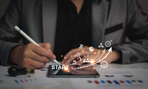 Startup business. Businessman starting an online company. Planning his business, trade, profits, future investment on tablet virtual screen. Startup to success business. digital planning technology. inicio de negocios. empresario que inicia una empresa en línea. planificación de su negocio, comercio, ganancias, inversión futura en la pantalla virtual de la tableta. startup para el éxito del negocio. tecnología de planificación digital.