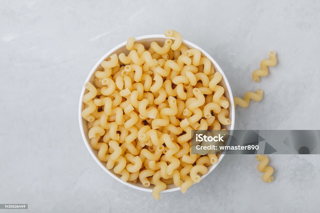 生パスタカヴァタッピイタリアンパスタまたはマカロニグレイの石の背景に未調理のおいしいパスタ イタリア文化のストックフォトや画像を多数ご用意