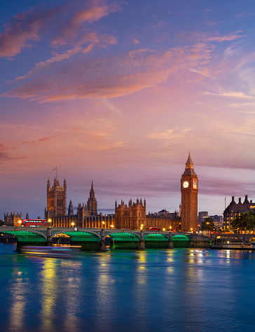El Big Ben de Londres y las Casas del Parlamento en el puente de Westminster en el río Támesis al atardecer luces del Reino Unido photo
