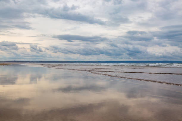 istock Looking along the sandy beach at low tide, at Saunton Sands in Devon 1435530712