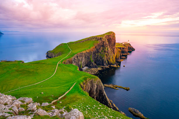faro de skye island nest point en highlands scotland reino unido - direction sea lighthouse landscape fotografías e imágenes de stock