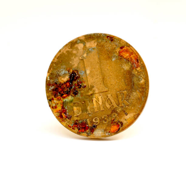 rostige vintage-corrodet-münze aus nahaufnahme, serbien-dinar - corrodet stock-fotos und bilder