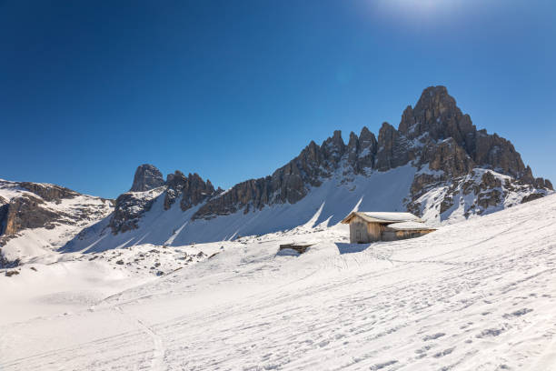 dolomitas sexten em um dia de inverno - val pusteria - fotografias e filmes do acervo