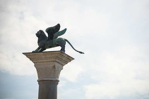 escultura del leon de venecia.