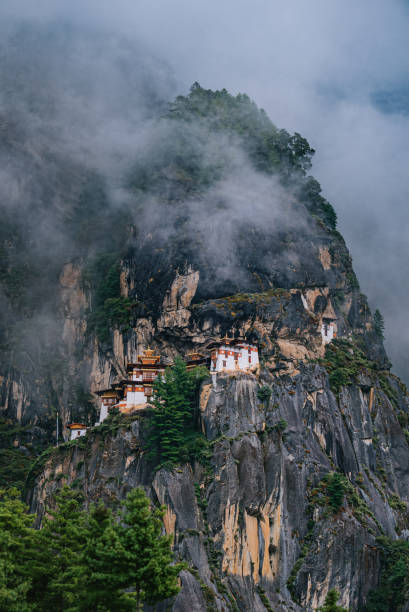 monastero del nido della tigre, monastero di paro taktsang in bhutan - taktsang monastery immagine foto e immagini stock