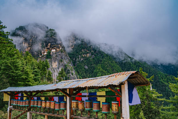 kora tibétaine ou pèlerinage et moulins à prières au nid de tigre monastère de taktsang, bhoutan - monastère de taktsang photos et images de collection