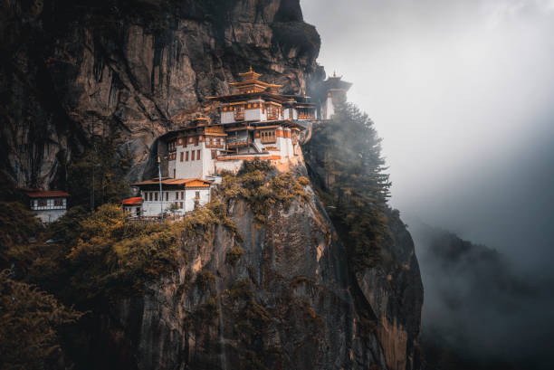mosteiro do ninho do tigre , mosteiro paro taktsang no butão - conventual - fotografias e filmes do acervo