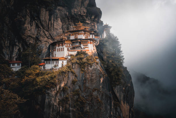 монастырь гнездо тигра, монастырь паро такцанг в бутане - taktsang monastery фотографии стоковые фото и изображения