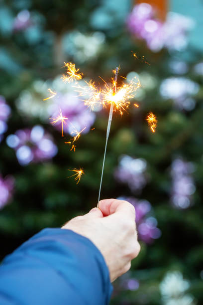 Hände mit bengalischen Lichtern. – Foto