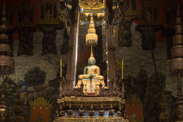 o buda esmeralda em estilo de estação chuvosa em wat phra kaeo, o grande palácio em bangkok, tailândia - temple wat phra kaeo mural wall - fotografias e filmes do acervo