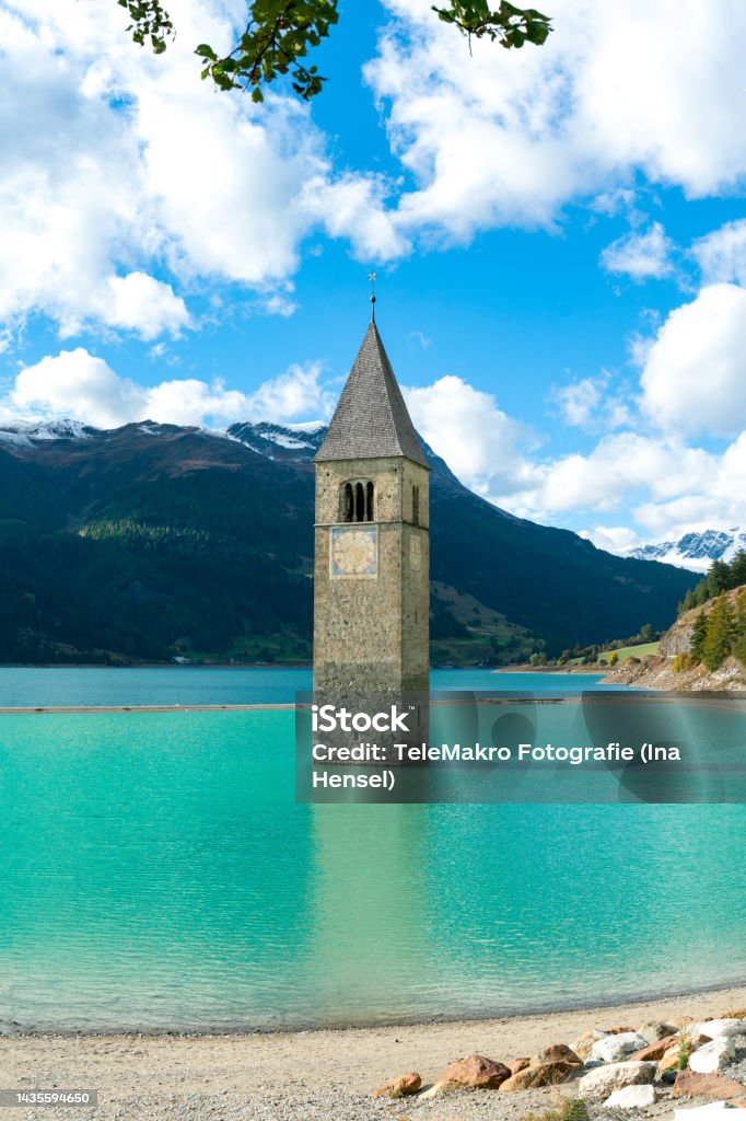 La Antigua Torre De La Iglesia De Graun Curon En El Lago En El Valle De Venosta Foto de stock y más banco de imágenes de Agua - iStock La Antigua Torre De La Iglesia De Graun Curon En El Lago En El Valle De Venosta Foto de stock y más banco de imágenes de Agua - iStock