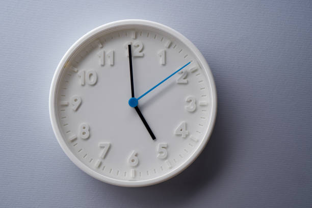 horloge murale de 5 heures sur fond gris - clock wall clock face clock hand photos et images de collection