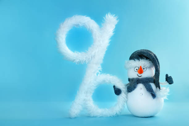 снеговик держит знак процента меха - 7946 стоковые фото и изображения