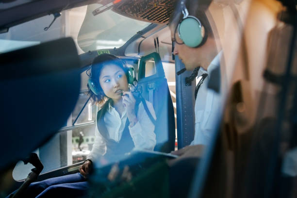 piloto en prácticas hablando con el instructor durante una sesión de entrenamiento en simulador de vuelo en helicóptero - avionics flying training cockpit fotografías e imágenes de stock