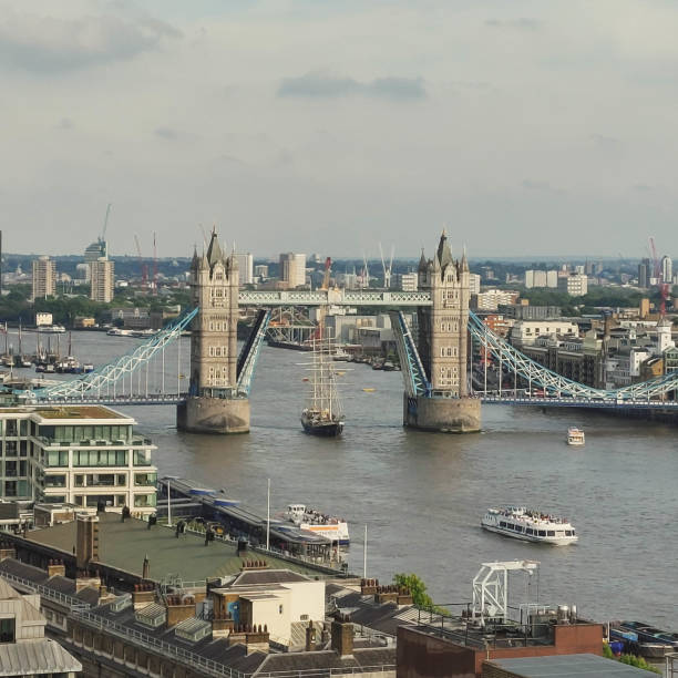 A sailing vessel on the river Themse