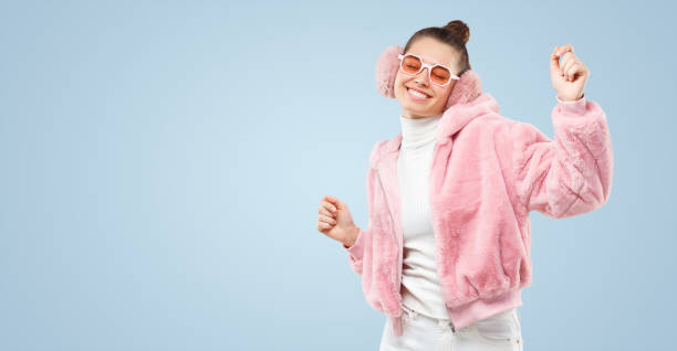 estandarte horizontal de mujeres bailando en bomber rosa esponjoso, gafas de colores y orejeras en la fiesta - abrigarse fotografías e imágenes de stock
