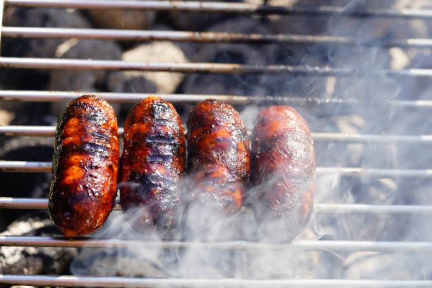 grelha - roasted spit roasted roast pork barbecue grill - fotografias e filmes do acervo
