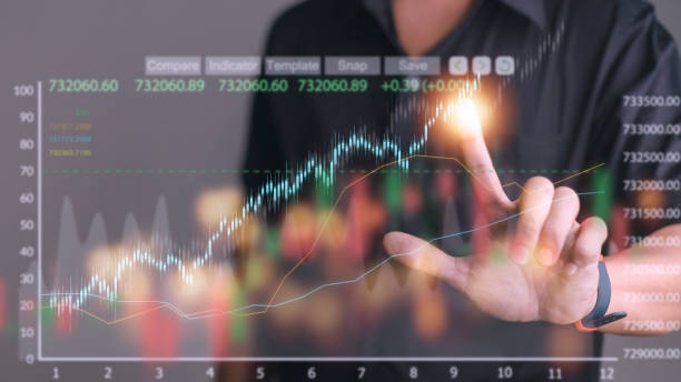planning analyze indicator and strategy buy and sell, Stock market, Business growth, progress or success concept. Businessman or trader is pointing a growing virtual hologram stock, invest in trading planificación analizar indicadores y estrategia de compra y venta, mercado de valores, crecimiento del negocio, progreso o concepto de éxito. el hombre de negocios o comerciante está apuntando una acción de holograma virtual en crecimiento, invierta en