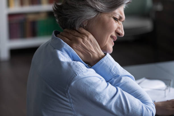 首の痛みに苦しむ中年女性の接写 - neck pain ストックフォトと画像