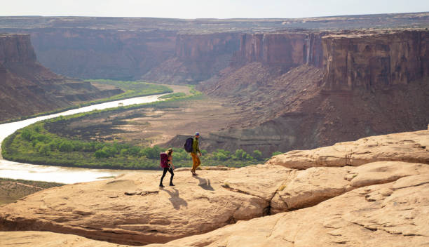 jovem casal andando em moab park, eua - moab utah cloud desert - fotografias e filmes do acervo