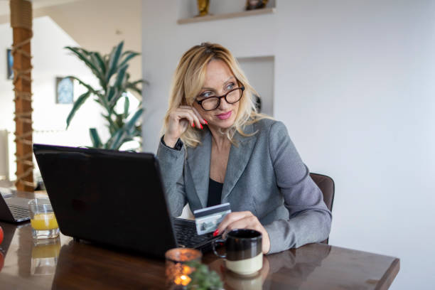 istock Paying on time is easier when you do it online 1435637921