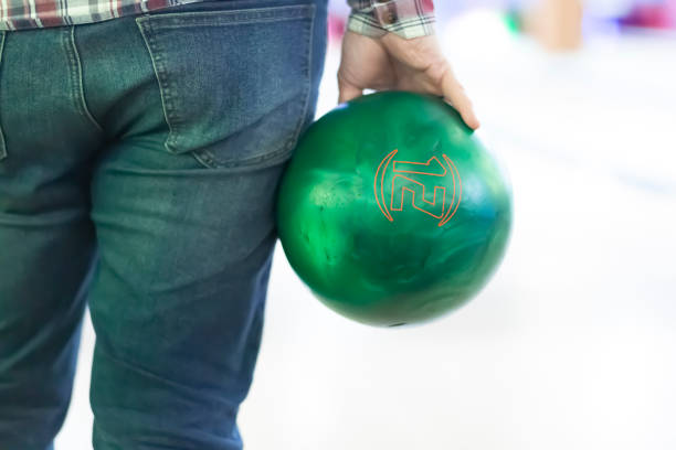 boliche. - bowling holding bowling ball hobbies - fotografias e filmes do acervo