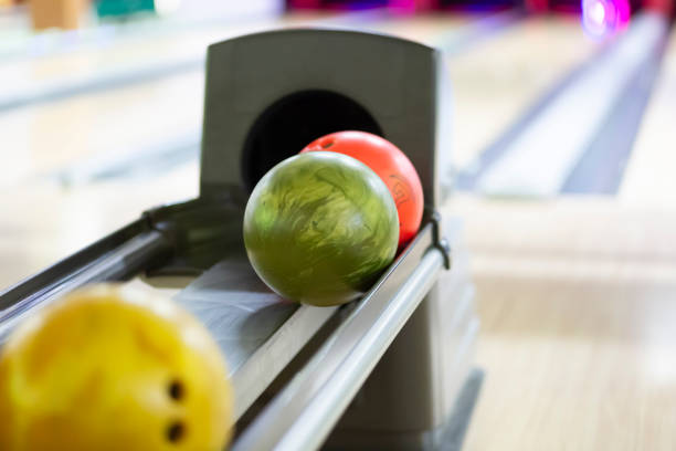 boliche. - bowling holding bowling ball hobbies - fotografias e filmes do acervo