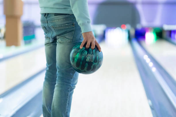 boliche. - bowling holding bowling ball hobbies - fotografias e filmes do acervo