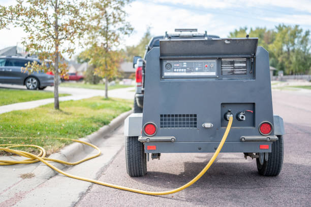 hivernage d’un système d’irrigation résidentiel à l’aide d’un compresseur et d’air forcé pour souffler les conduites vides. - winterizing photos et images de collection