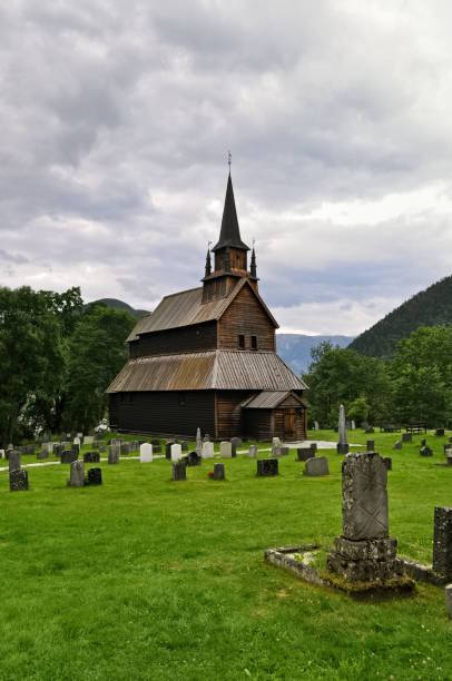 ノルウェーの墓地のある古い記念木造教会 - stavkyrkje ストックフォトと画像