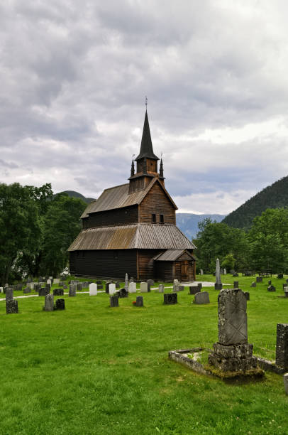 old memorial wooden church with cemetery in norway - stavkyrkje imagens e fotografias de stock