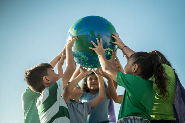 kinder, die einen planeten im freien halten - plant environment stock-fotos und bilder