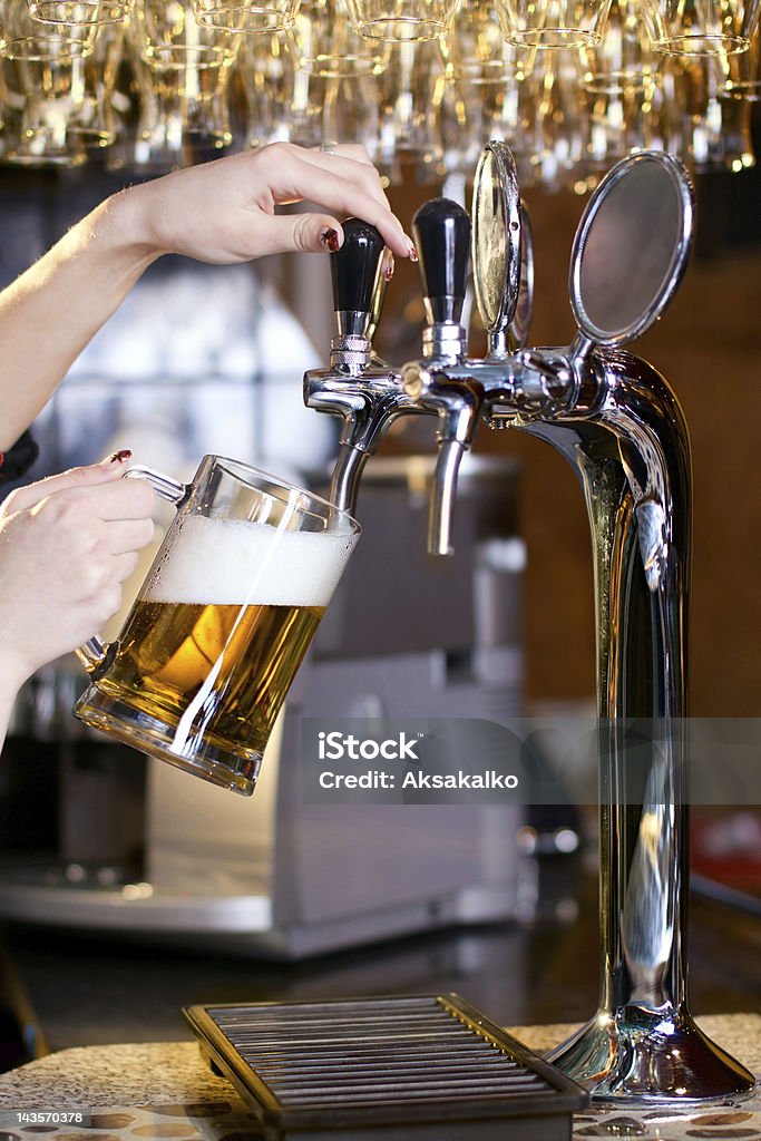 Espera mulher Servindo cerveja - Foto de stock de Barman royalty-free