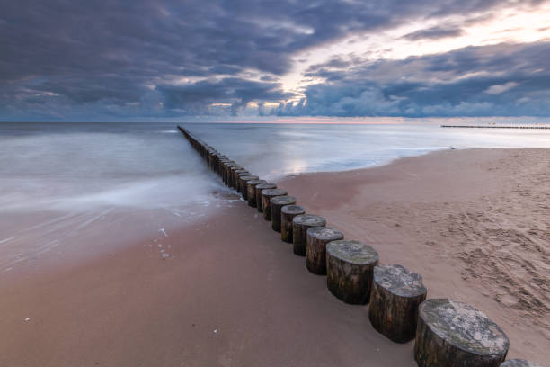 bela vista do mar báltico polonês em niechorze. - rewal - fotografias e filmes do acervo