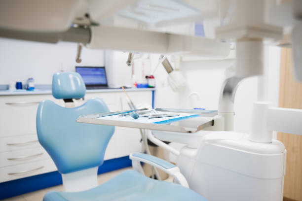 파란색 치과 의사의 의자가있는 치과 의사 사무실과 검진을 할 준비가 된 모든 도구. 치아 건강 - dentist office dentists chair chair nobody 뉴�스 사진 이미지