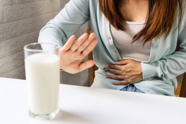 weibliche gesten halten inne oder sagen nein, milch zu trinken. laktoseintoleranz, nahrungsmittelallergiekonzept. closeup - vorurteil stock-fotos und bilder