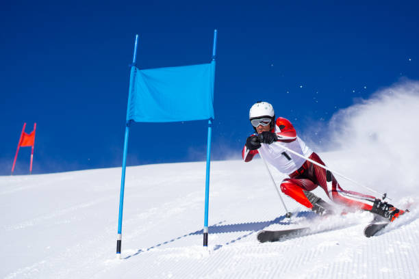 alpine ski racer on course - skiing sports race ski mountain range imagens e fotografias de stock