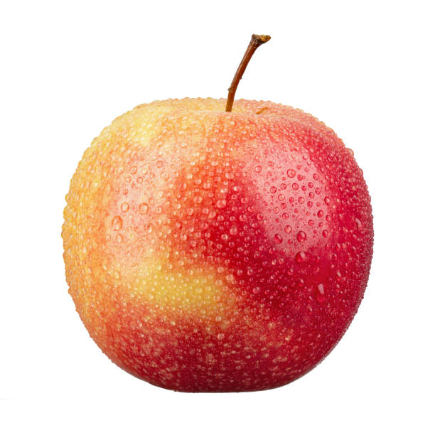спелое яблоко с каплями воды на изолированном белом фоне. - wet apple стоковые фото и изображения