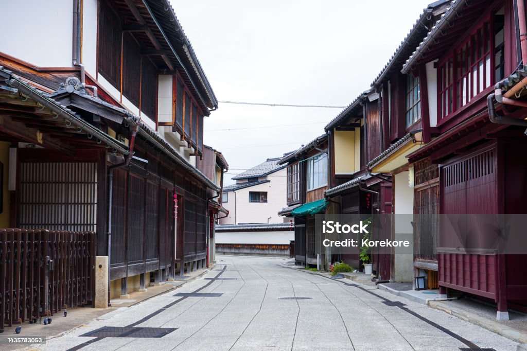 Obama Nishigumi Traditional Buildings Preservation Area, Obama City (Obama City, Fukui Prefecture) On a sunny day in August 2022, in the "Obama Nishigumi" area of Obama City, Fukui Prefecture, the old townscape of the Obama Nishigumi Traditional Buildings Preservation Area Building Exterior Stock Photo