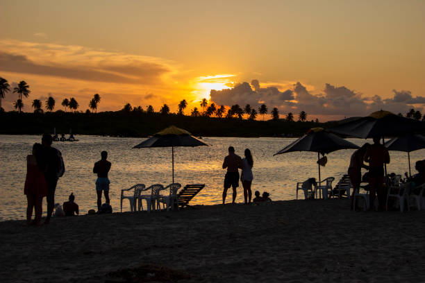 as pessoas se divertem na praia do nascer do sol brasileiro em outubro de 2022, porto de galinhas, brasil. - yoga exercising outdoors group of people - fotografias e filmes do acervo