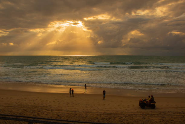 as pessoas se divertem na praia do nascer do sol brasileiro em outubro de 2022, porto de galinhas, brasil. - yoga exercising outdoors group of people - fotografias e filmes do acervo