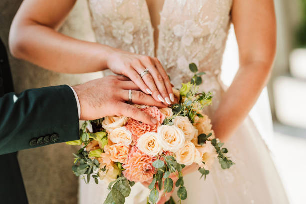 die hände von braut und bräutigam - hochzeit stock-fotos und bilder