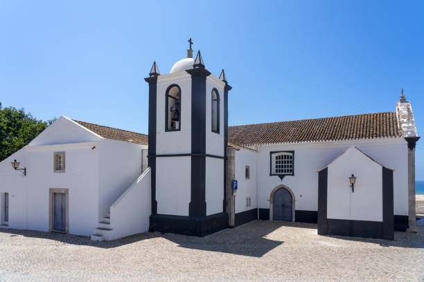 schöne kirche und platz des dorfes aldeia nova mit der weißen typischen fassade an einem sonnigen tag, algarve region, portugal - piazza nova stock-fotos und bilder